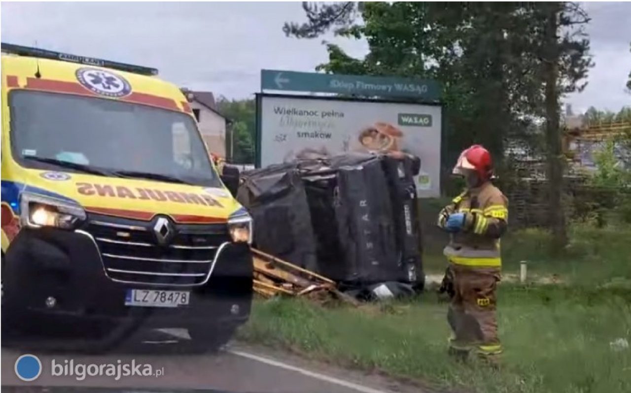 Ciężarówka wpadła do rowu, przewróciła się na bok. Kierowca trafił do szpitala (foto)