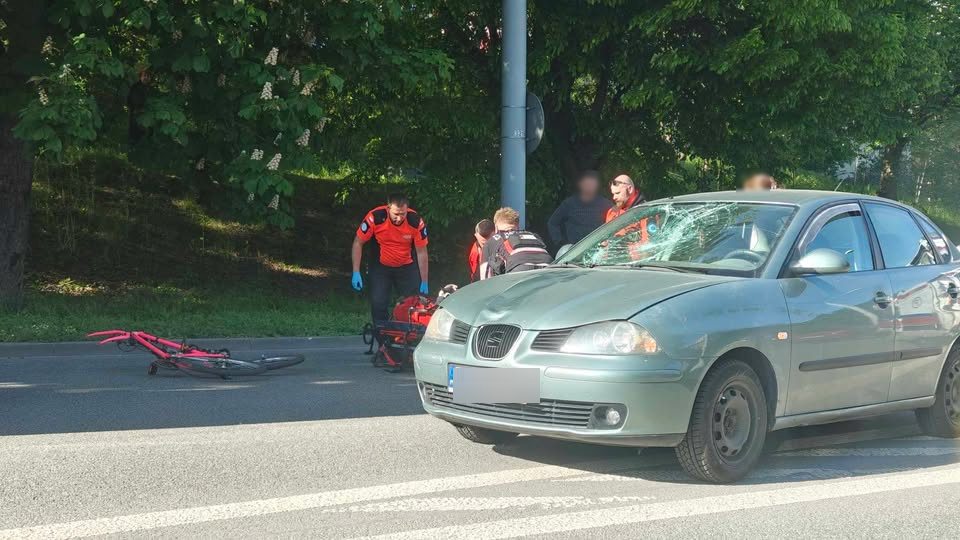 Groźny wypadek w Lublinie. Rowerzysta po potrąceniu przez seata trafił do szpitala (zdjęcia)