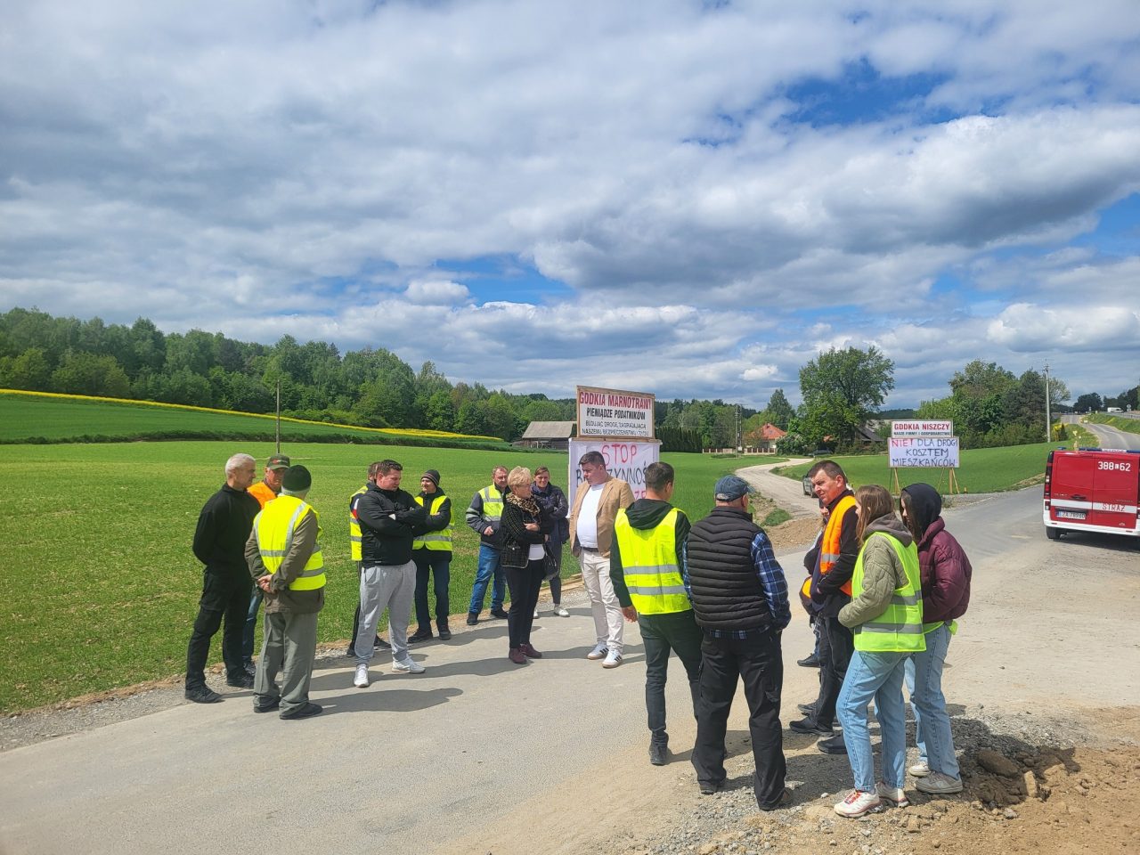 Mieszkańcy walczą o dogodny dojazd do domów. Zapowiadają blokadę drogi krajowej (zdjęcia)