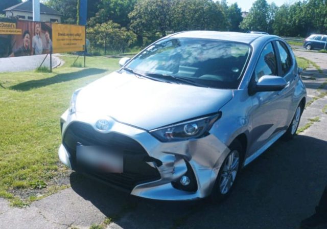 Kolejny kierowca popełnił błąd na rondzie przy Makro. Skoda zderzyła się z toyotą (zdjęcia)