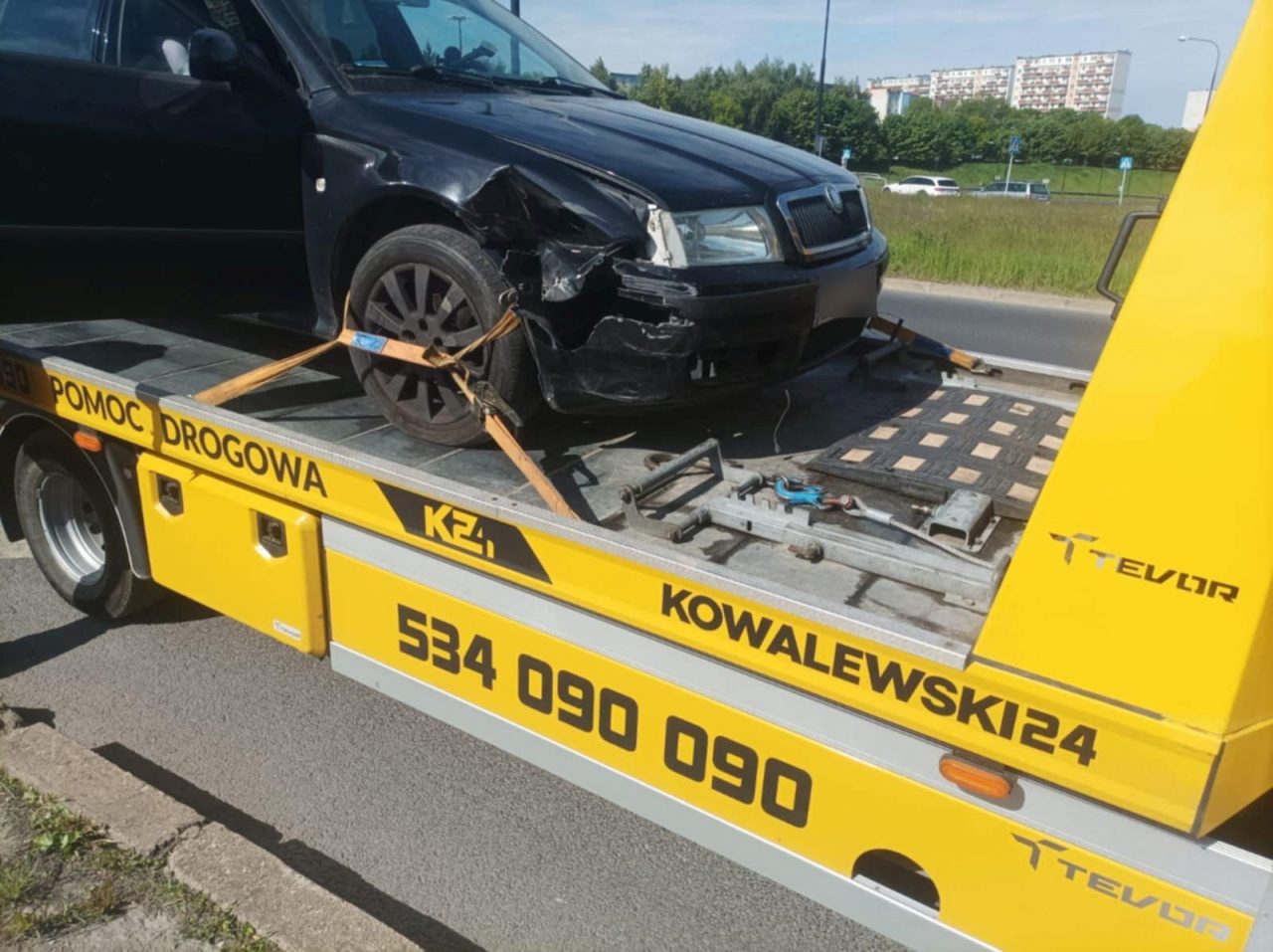 Kolejny kierowca popełnił błąd na rondzie przy Makro. Skoda zderzyła się z toyotą (zdjęcia)