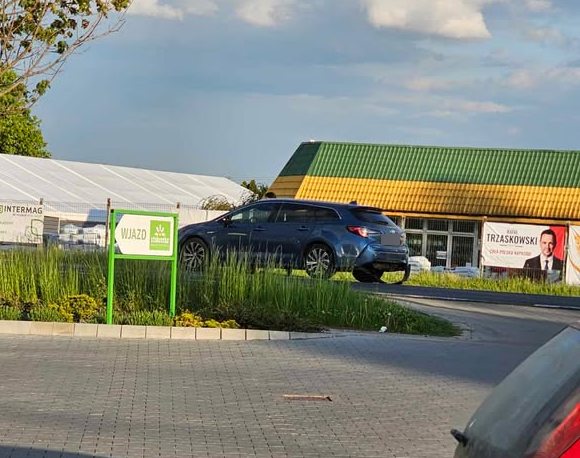 Wypadek przy wjeździe do Stokrotki. Na drodze wojewódzkiej volkswagen zderzył się z toyotą (zdjęcia)
