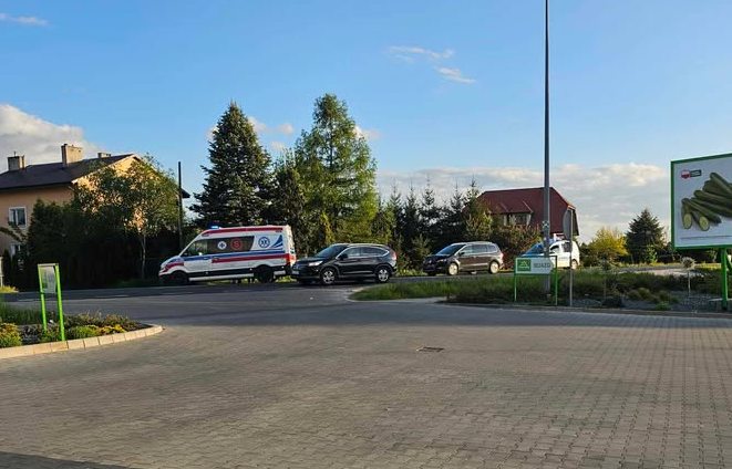 Wypadek przy wjeździe do Stokrotki. Na drodze wojewódzkiej volkswagen zderzył się z toyotą (zdjęcia)