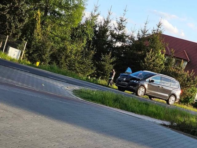 Wypadek przy wjeździe do Stokrotki. Na drodze wojewódzkiej volkswagen zderzył się z toyotą (zdjęcia)