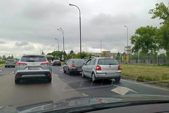 Zderzenie volkswagena z renaultem przy wjeździe do centrum handlowego