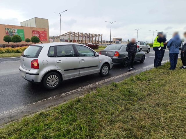 Zderzenie volkswagena z renaultem przy wjeździe do centrum handlowego