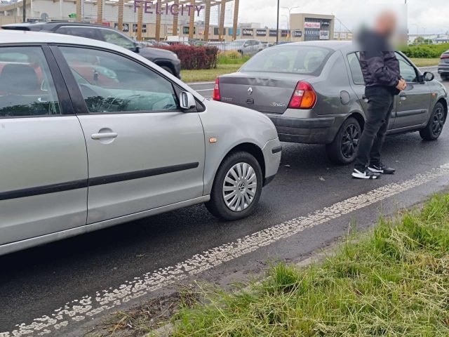 Zderzenie volkswagena z renaultem przy wjeździe do centrum handlowego