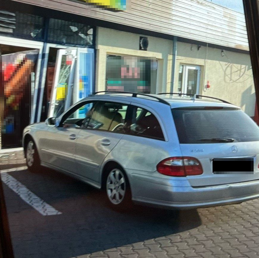 Wjechał mercedesem w drzwi sklepu i uciekł. Kiedy przyszedł na komendę, miał 2,5 promila (zdjęcia)