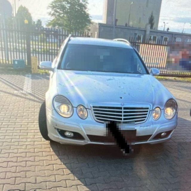 Wjechał mercedesem w drzwi sklepu i uciekł. Kiedy przyszedł na komendę, miał 2,5 promila (zdjęcia)