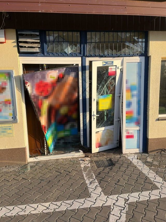 Wjechał mercedesem w drzwi sklepu i uciekł. Kiedy przyszedł na komendę, miał 2,5 promila (zdjęcia)