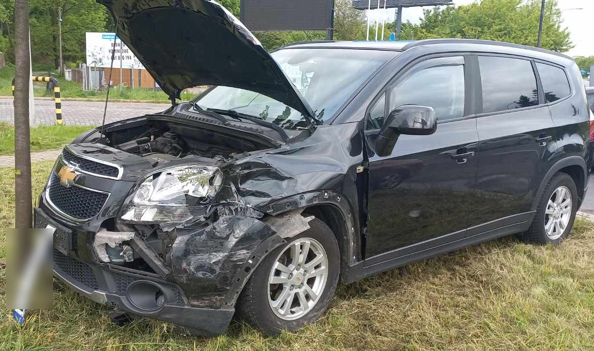 Zmieniał pas jezdni, nie zauważył jadącego tuż obok auta. Utrudnienia po zderzeniu dwóch samochodów (zdjęcia)