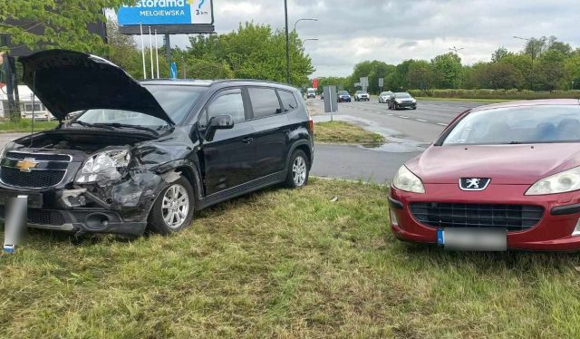 Zmieniał pas jezdni, nie zauważył jadącego tuż obok auta. Utrudnienia po zderzeniu dwóch samochodów (zdjęcia)