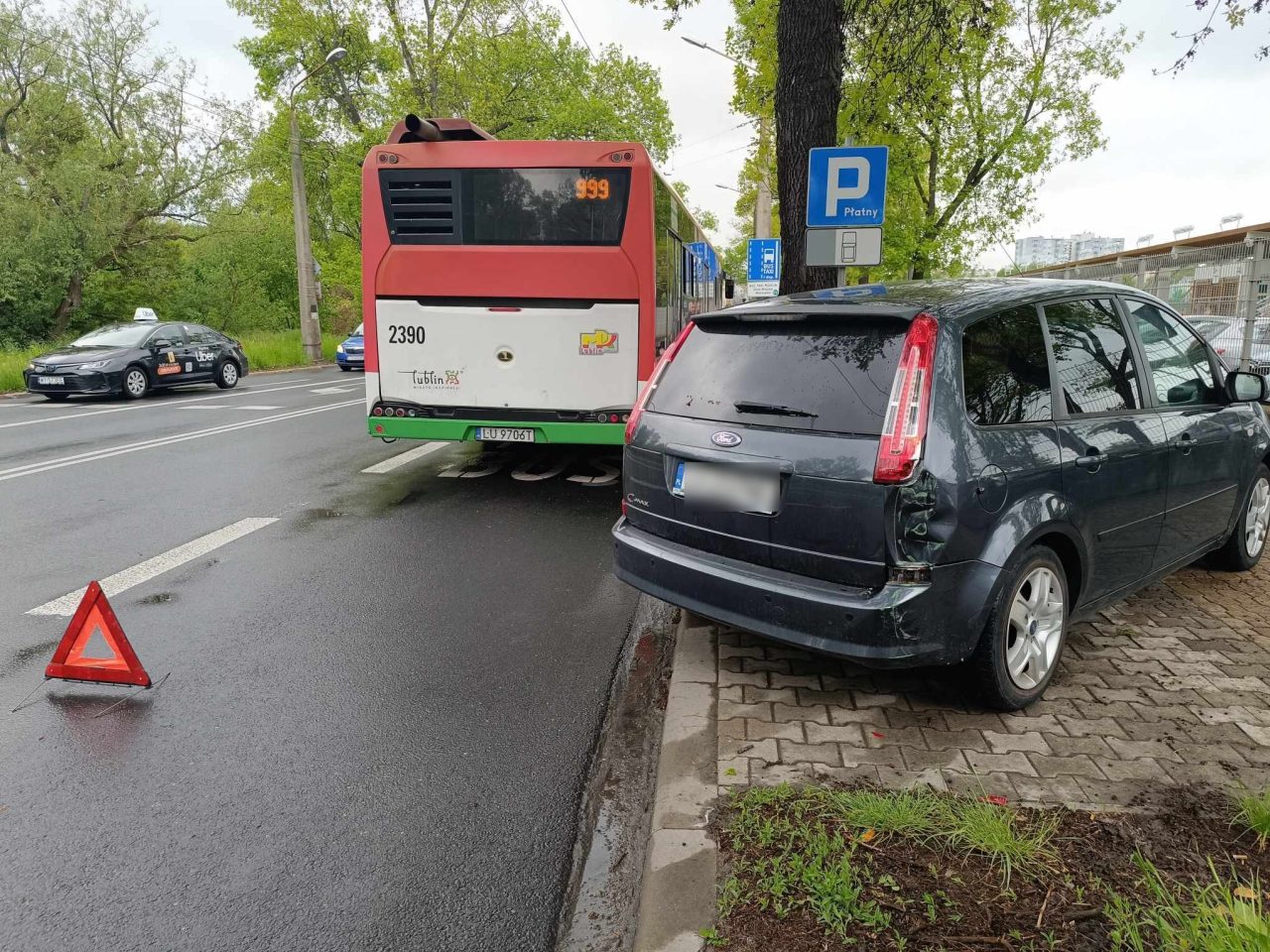 Zmieniał pas jezdni. Zajechał drogę autobusowi komunikacji miejskiej (zdjęcia)