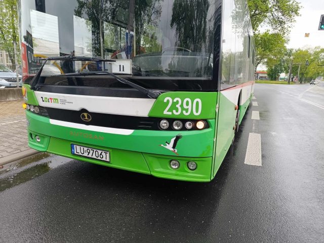 Zmieniał pas jezdni. Zajechał drogę autobusowi komunikacji miejskiej (zdjęcia)
