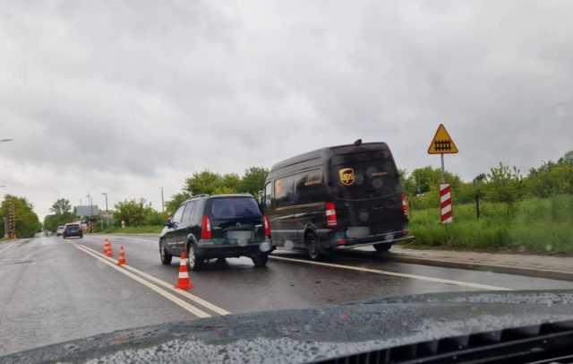 Przed przejazdem kolejowym wjechał w tył mazdy. Jedna osoba trafiła do szpitala (zdjęcia)