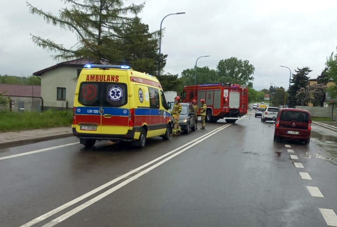 Przed przejazdem kolejowym wjechał w tył mazdy. Jedna osoba trafiła do szpitala (zdjęcia)