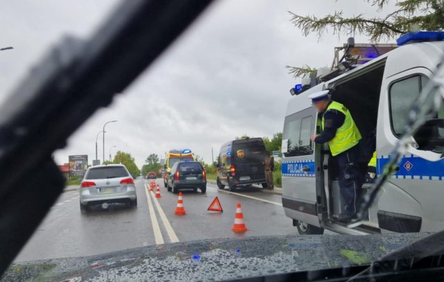 Przed przejazdem kolejowym wjechał w tył mazdy. Jedna osoba trafiła do szpitala (zdjęcia)