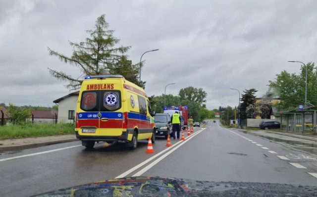 Przed przejazdem kolejowym wjechał w tył mazdy. Jedna osoba trafiła do szpitala (zdjęcia)