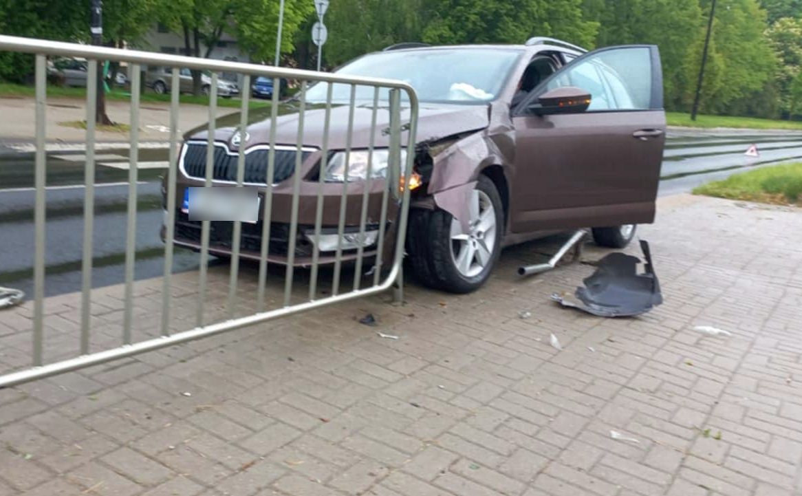Wyjeżdżał z osiedla, od razu wjechał na lewy pas jezdni. Doprowadził do zderzenia ze skodą (zdjęcia)