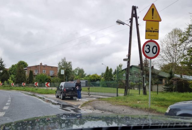 Nie bez powodu na tym zakręcie jest ograniczenie prędkości do 30 km/h. Seat staranował ogrodzenie (zdjęcia)