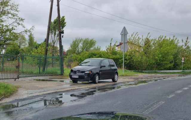 Nie bez powodu na tym zakręcie jest ograniczenie prędkości do 30 km/h. Seat staranował ogrodzenie (zdjęcia)