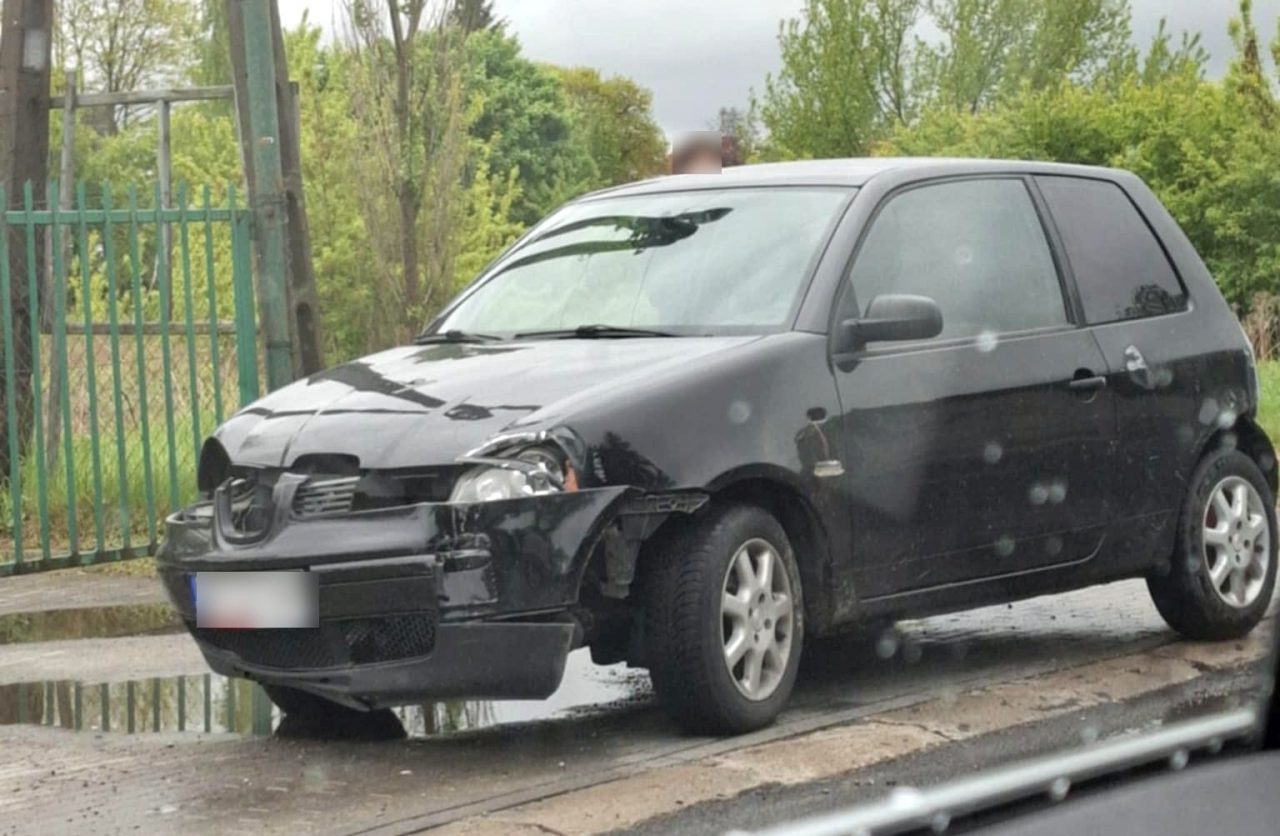 Nie bez powodu na tym zakręcie jest ograniczenie prędkości do 30 km/h. Seat staranował ogrodzenie (zdjęcia)