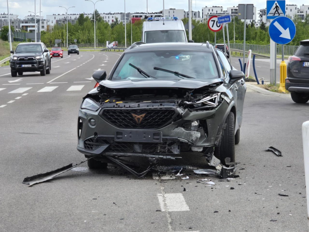 Powtórzone znaki i ostrzegawcze linie na jezdni znów nie pomogły. Cupra zderzyła się z volvo (zdjęcia)