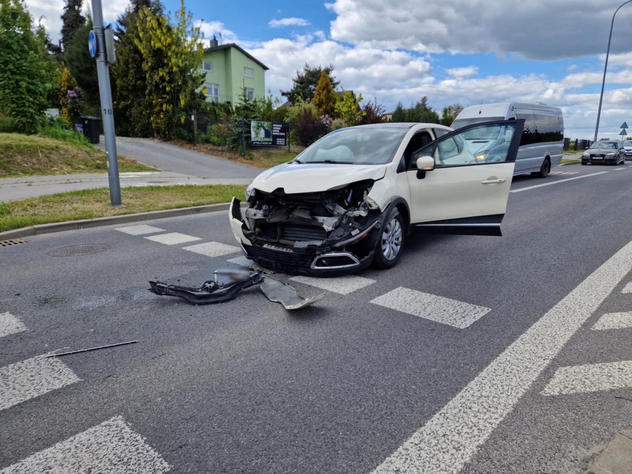 Wjechała renaultem w lawetę. Jedno auto rozbite, na drugim nie ma żadnych śladów (zdjęcia)