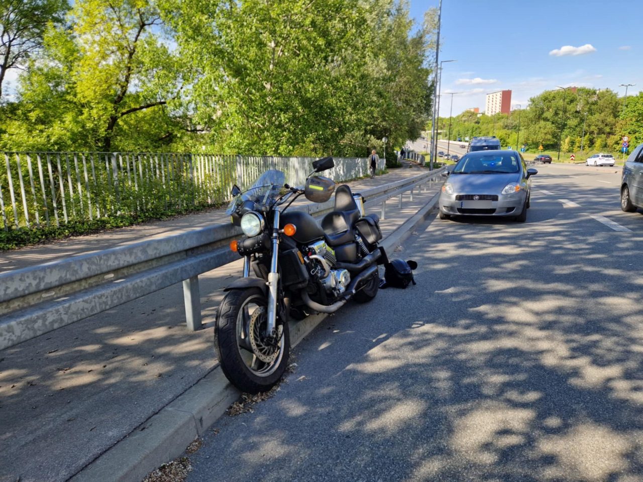 Nie zauważył jadącego tuż obok motocyklisty. Zepchnął jednoślad w bariery (zdjęcia)