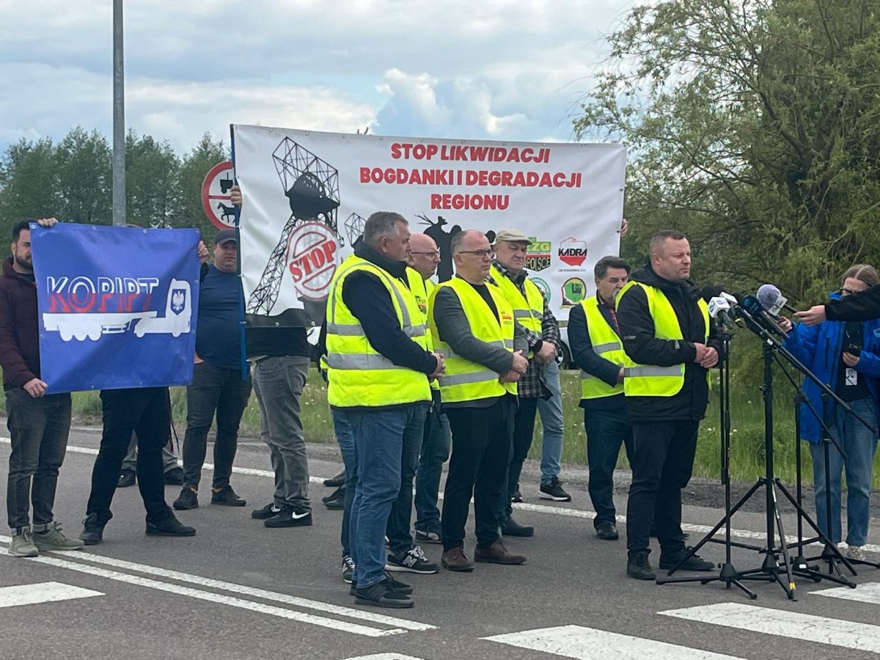Jeden sąd stanął po stronie przewoźników, drugi przyznał rację wójtowi. Protest jednak wciąż trwa
