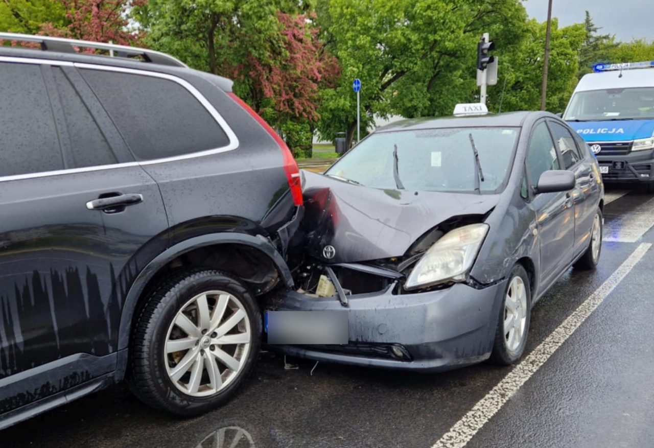 Zaskoczyło go, że kierowca volvo przepuszcza pojazd uprzywilejowany. Wjechał w znajdujące się przed nim auto (zdjęcia)