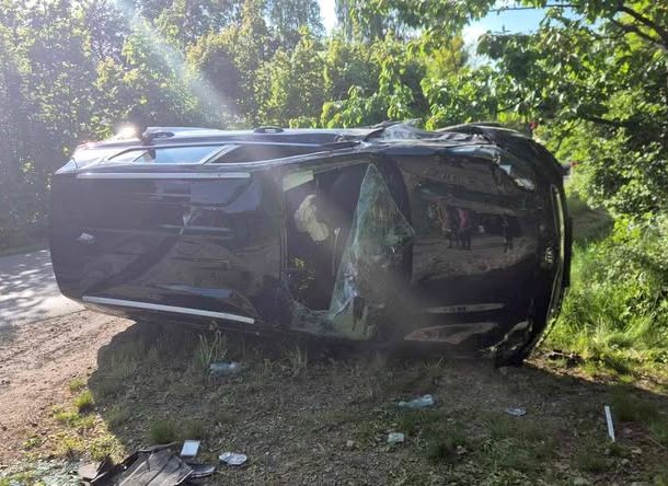 Na łuku jezdni kia wpadła do rowu. Kierująca autem kobieta trafiła do szpitala (zdjęcia)
