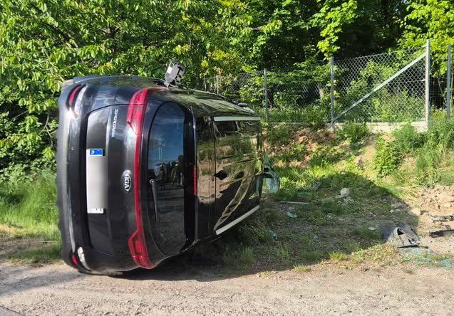Na łuku jezdni kia wpadła do rowu. Kierująca autem kobieta trafiła do szpitala (zdjęcia)