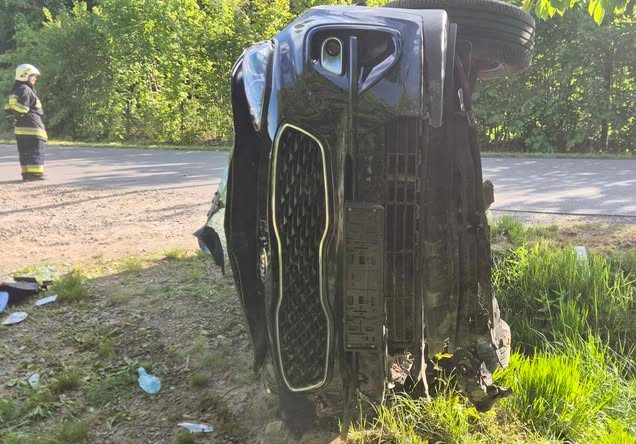 Na łuku jezdni kia wpadła do rowu. Kierująca autem kobieta trafiła do szpitala (zdjęcia)