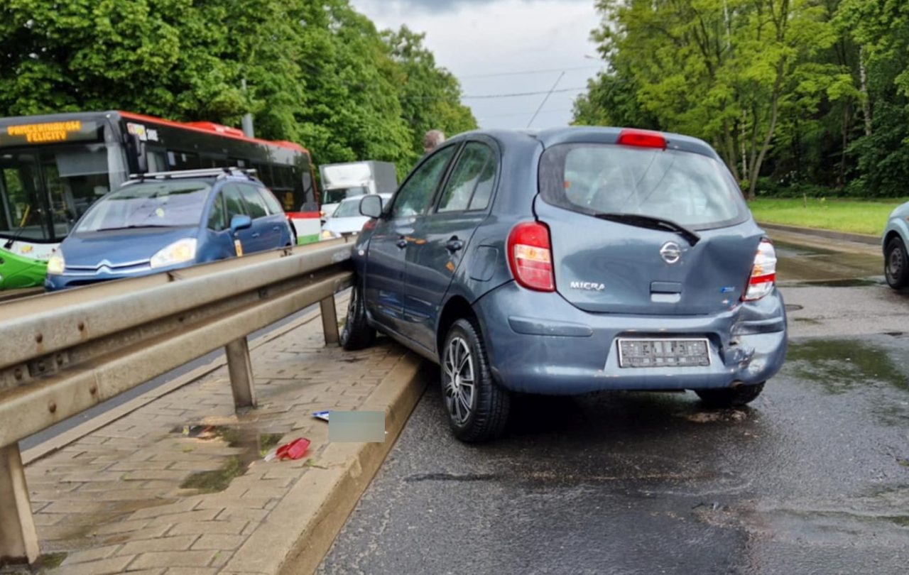 Wjechał w nissana wpychając auto w bariery. Wszystko przez korek i chwilę nieuwagi (zdjęcia)