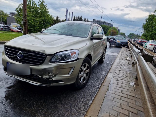 Wjechał w nissana wpychając auto w bariery. Wszystko przez korek i chwilę nieuwagi (zdjęcia)