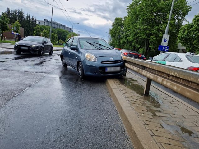 Wjechał w nissana wpychając auto w bariery. Wszystko przez korek i chwilę nieuwagi (zdjęcia)