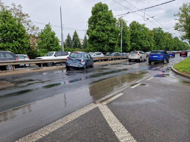 Wjechał w nissana wpychając auto w bariery. Wszystko przez korek i chwilę nieuwagi (zdjęcia)