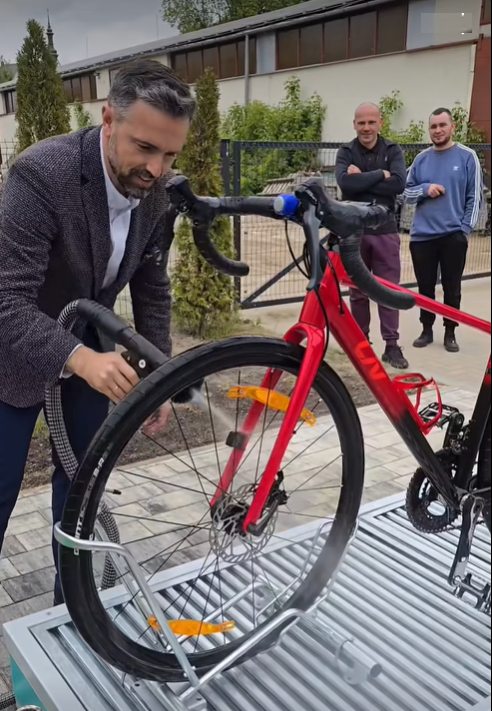 Rowerzyści przejechali w miesiąc 1,5 mln km. W nagrodę otrzymali myjnię dla jednośladów