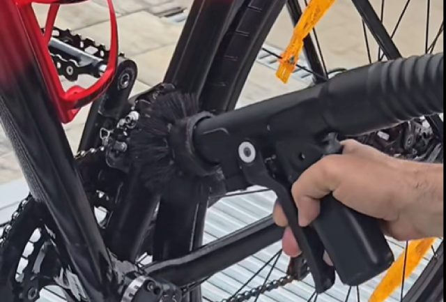 Rowerzyści przejechali w miesiąc 1,5 mln km. W nagrodę otrzymali myjnię dla jednośladów