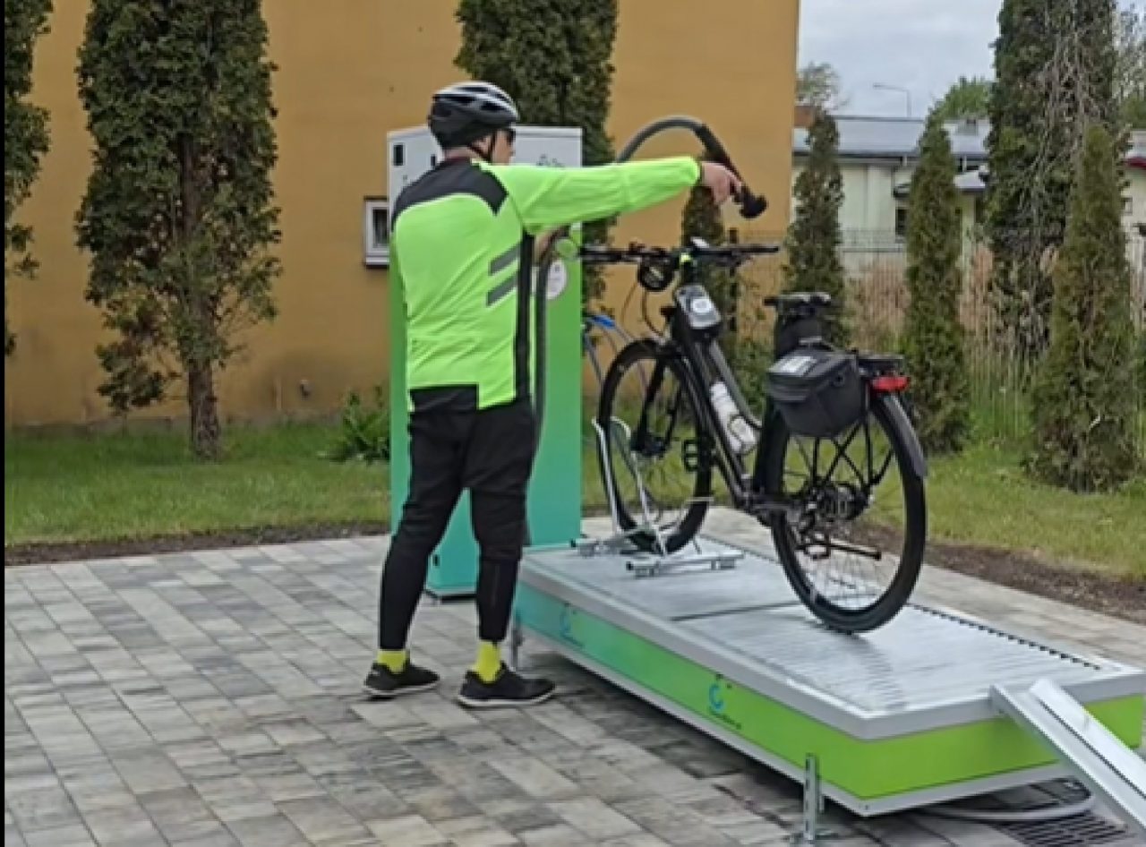 Rowerzyści przejechali w miesiąc 1,5 mln km. W nagrodę otrzymali myjnię dla jednośladów