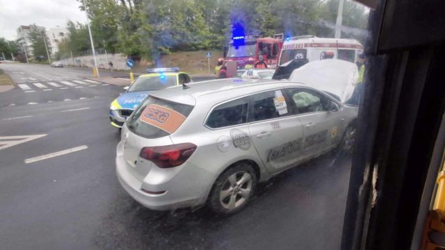 Wjeżdżał na osiedle. 87-latek doprowadził do czołowego zderzenia (zdjęcia)