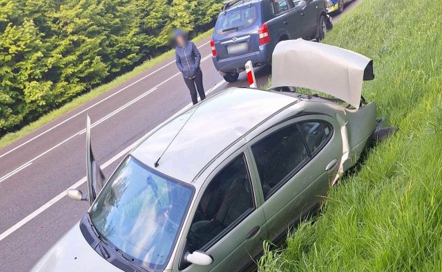 Zderzenie dwóch aut na wjeździe do Chełma. Jeden z pojazdów wpadł do rowu (zdjęcia)