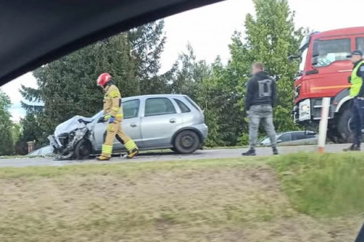 Opel czołowo zderzył się z toyotą. Po wypadku zablokowana jest droga wojewódzka (foto)