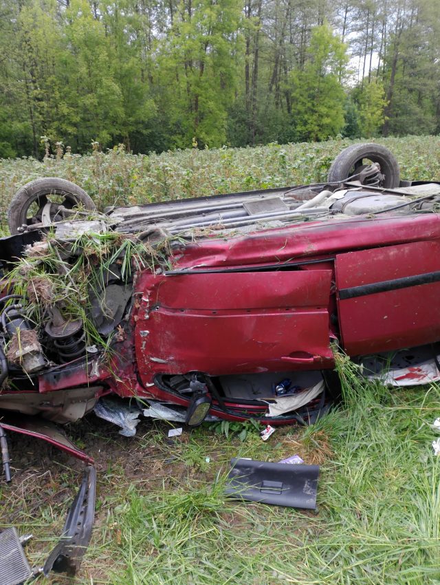 Peugeot dachował na lokalnej drodze, z auta wyrwało silnik. Czterech nastolatków w szpitalu (zdjęcia)