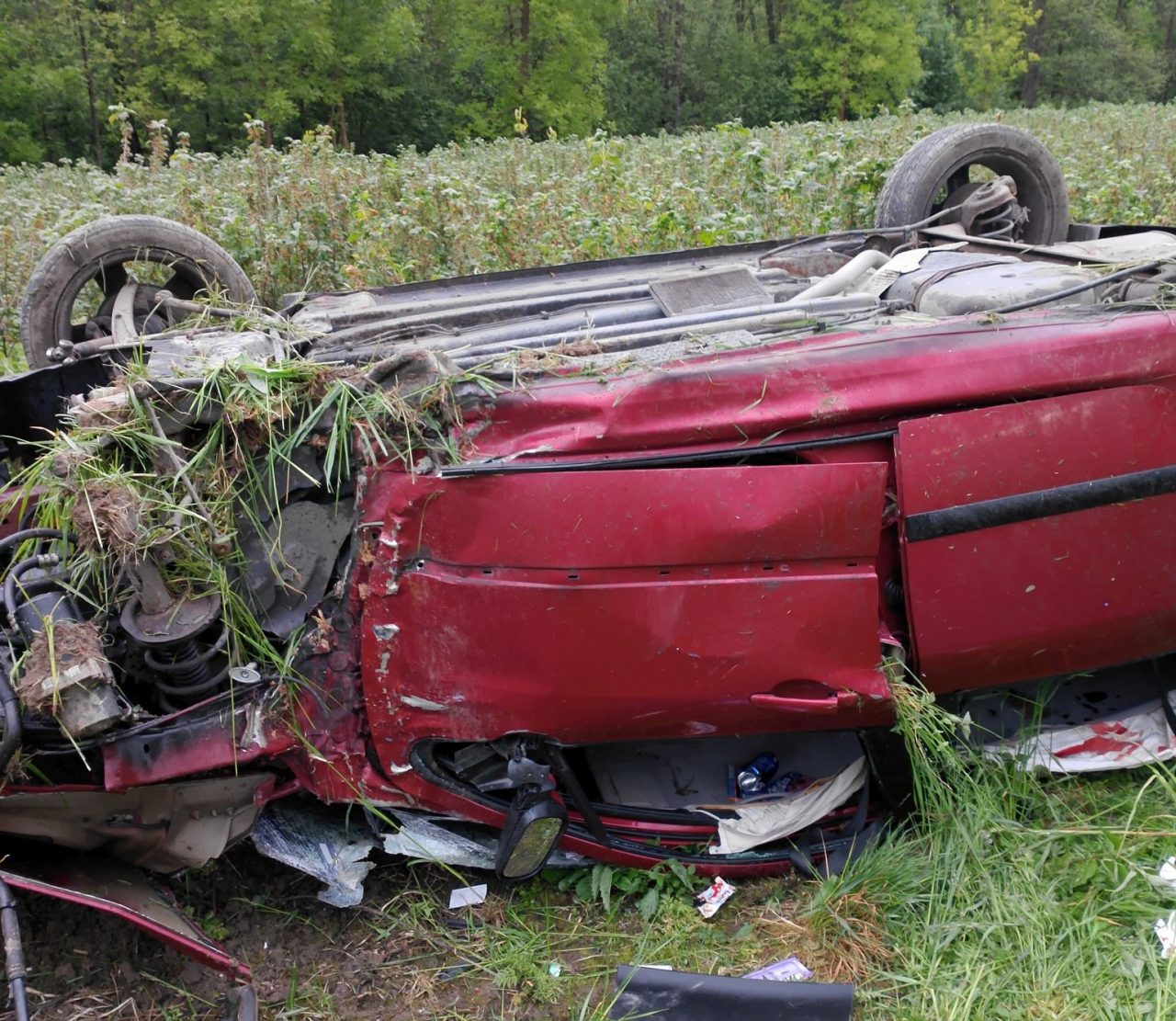 Peugeot dachował na lokalnej drodze, z auta wyrwało silnik. Czterech nastolatków w szpitalu (zdjęcia)
