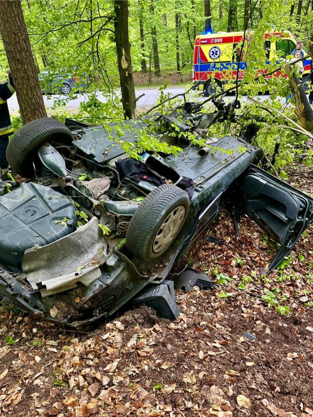 Mercedes wypadł z drogi i dachował w lesie. Auto po uderzeniu w drzewa rozpadło się na części (zdjęcia)