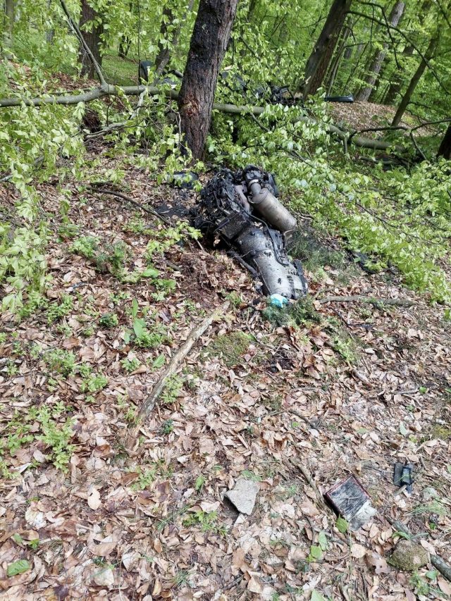 Mercedes wypadł z drogi i dachował w lesie. Auto po uderzeniu w drzewa rozpadło się na części (zdjęcia)