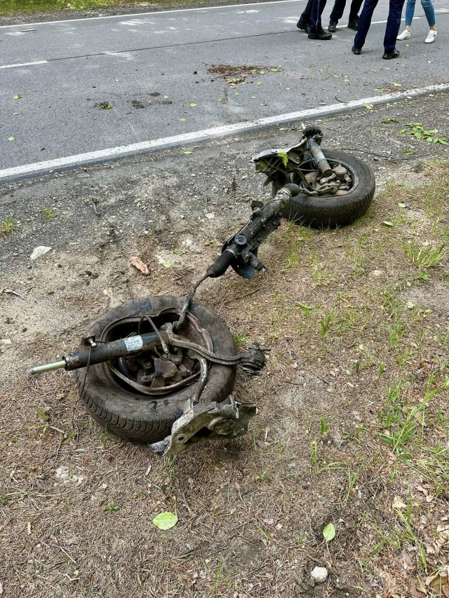 Mercedes wypadł z drogi i dachował w lesie. Auto po uderzeniu w drzewa rozpadło się na części (zdjęcia)