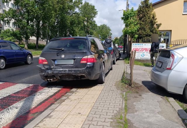 Ona zatrzymała się przed przejściem dla pieszych, on już nie zdążył. Renault zderzył się z BMW (zdjęcia)